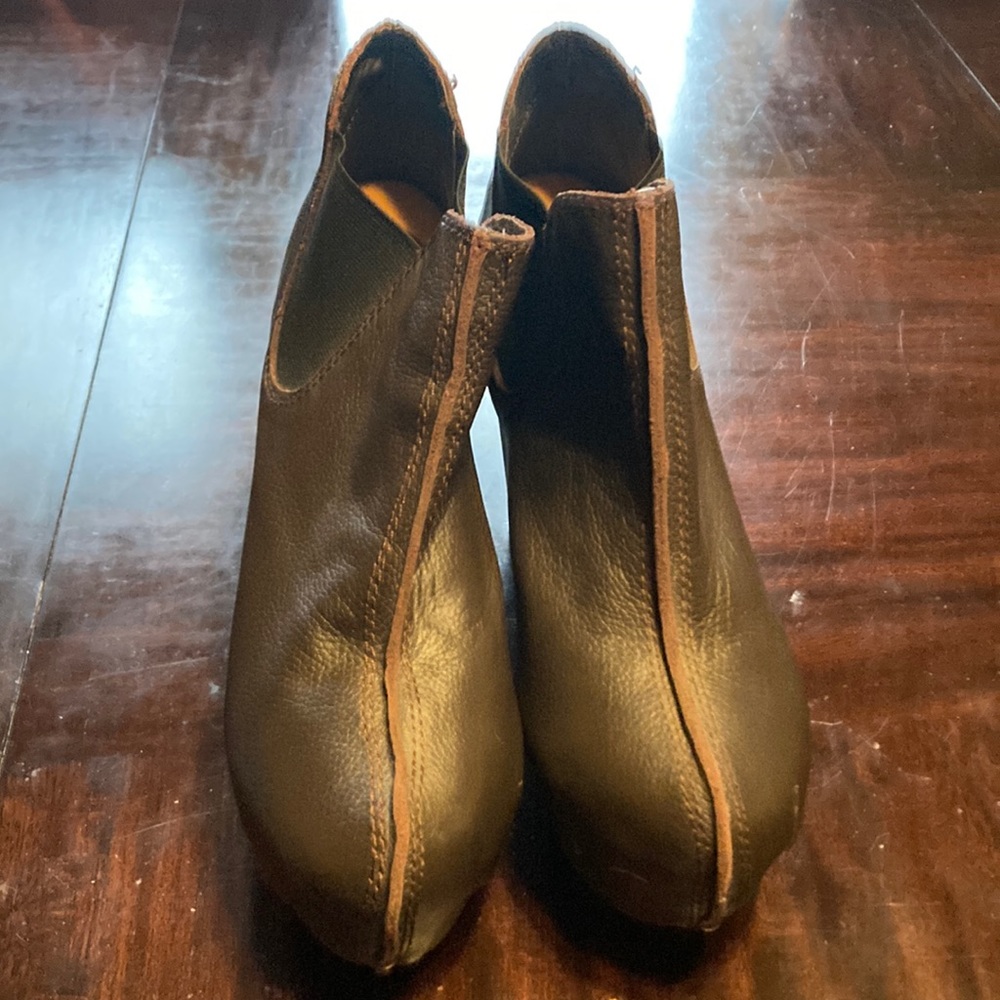 Leather very nice quality platform booty